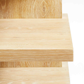 Mesa auxiliar cuadrada extragrande de madera de roble natural Stria con estantes escalonados.