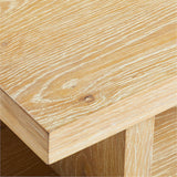 Mesa auxiliar cuadrada extragrande de madera de roble natural Stria con estantes escalonados.