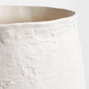 Jarrón de cerámica texturizada blanca de 11"