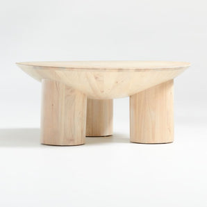 Mesa baja redonda de tres patas Tom de madera de roble natural de 40" de Leanne Ford