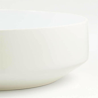 Plato de porcelana blanca para servir.