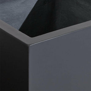 Jardinera negra rectangular Walker de 31,5" x 31,5" de altura.