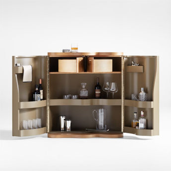 Mueble bar de madera de roble natural Winslow de Jake Arnold.