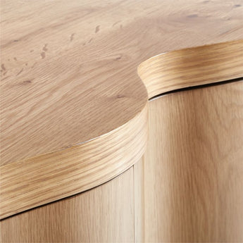 Mueble bar de madera de roble natural Winslow de Jake Arnold.