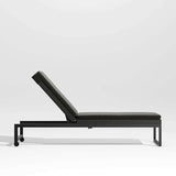 Dune Negro Exterior Chaise Lounge con cojín negro.