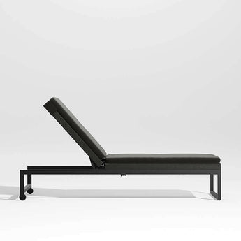 Dune Negro Exterior Chaise Lounge con cojín negro.