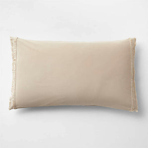 Almohada de flecos de pestañas beige arena de algodón orgánico.