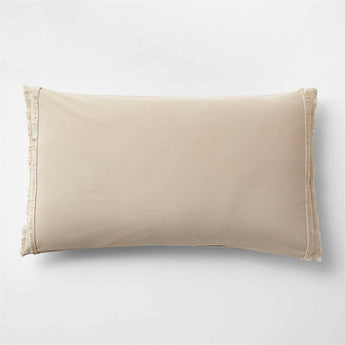 Almohada de flecos de pestañas beige arena de algodón orgánico.