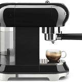 Máquina de espresso negra SMEG.
