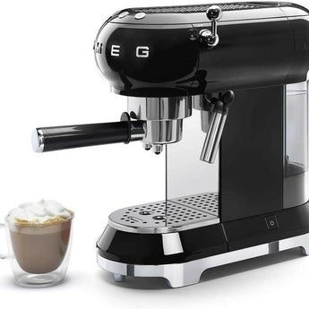 Máquina de espresso negra SMEG.