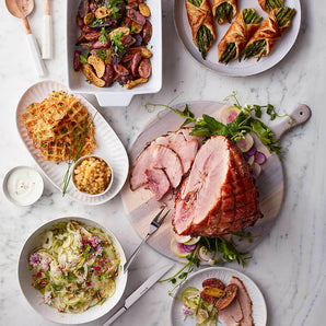Fuente para hornear rectangular del horno a la mesa con soporte de madera.