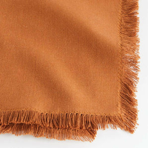 Servilleta artesanal de flecos de algodón marrón almendra.