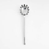 Cuchara para pasta de acero inoxidable Crate & Barrel.