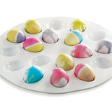 Bandeja de cerámica blanca para servir huevos endiablados.