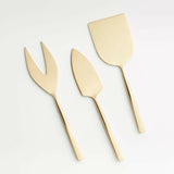 Juego de 3 cuchillos de queso dorados.