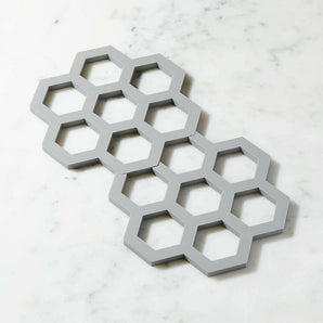 Salvamanteles grises de silicona entrelazados, juego de 2.