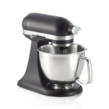 Minibatidora KitchenAid® Artisan Mate con batidor de bordes flexibles.