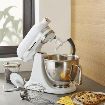 Minibatidora KitchenAid® Artisan Mate con batidor de bordes flexibles.