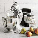 Minibatidora KitchenAid® Artisan Mate con batidor de bordes flexibles.