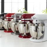 Minibatidora KitchenAid® Artisan Mate con batidor de bordes flexibles.