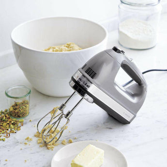 Batidora de mano KitchenAid® Silver Contour de 9 velocidades.