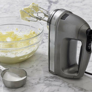 Batidora de mano KitchenAid® Silver Contour de 9 velocidades.