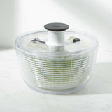 OXO® Pequeño centrifugador de ensaladas.