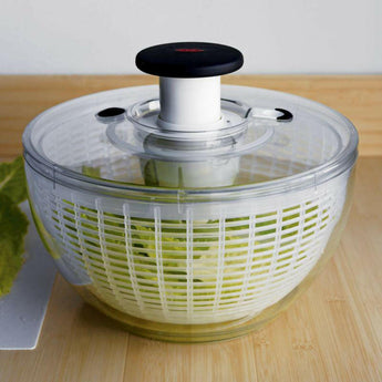 OXO® Pequeño centrifugador de ensaladas.