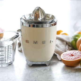 Exprimidor de Cítricos Estilo Retro - Crema SMEG Multicolor.