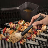 Olla y cepillo de hierro fundido.