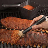 Olla y cepillo de hierro fundido.