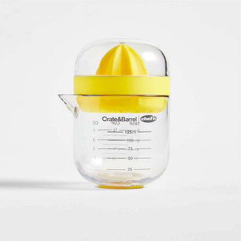 Mini exprimidor de cítricos Crate & Barrel con taza.