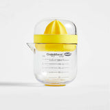 Mini exprimidor de cítricos Crate & Barrel con taza.