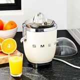 Exprimidor de Cítricos Estilo Retro - Crema SMEG Multicolor.