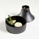 Asador de pollo y ajo en lata de cerveza de hierro fundido Outset.