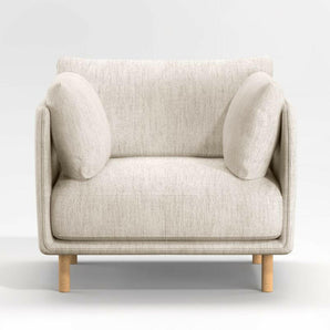 Silla Wells con acabado de patas naturales.