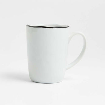 Taza de porcelana con borde negro Mercer.