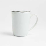 Taza de porcelana con borde negro Mercer.