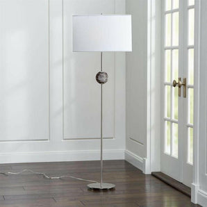 Lámpara de pie de color avellana.