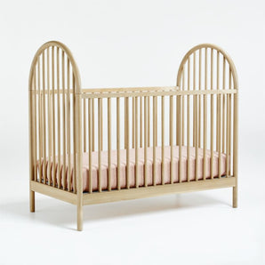 Cuna convertible de madera con husillo Baby Canyon y barandilla para niños pequeños de Leanne Ford