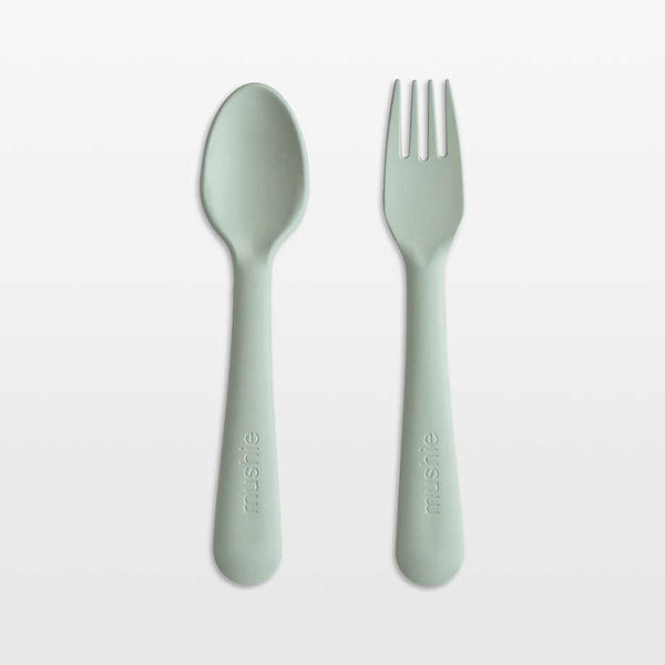 Tenedor y cuchara de Mushie para niños