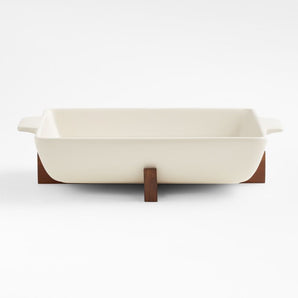 Fuente rectangular para hornear del horno a la mesa con salvamanteles de madera oscura